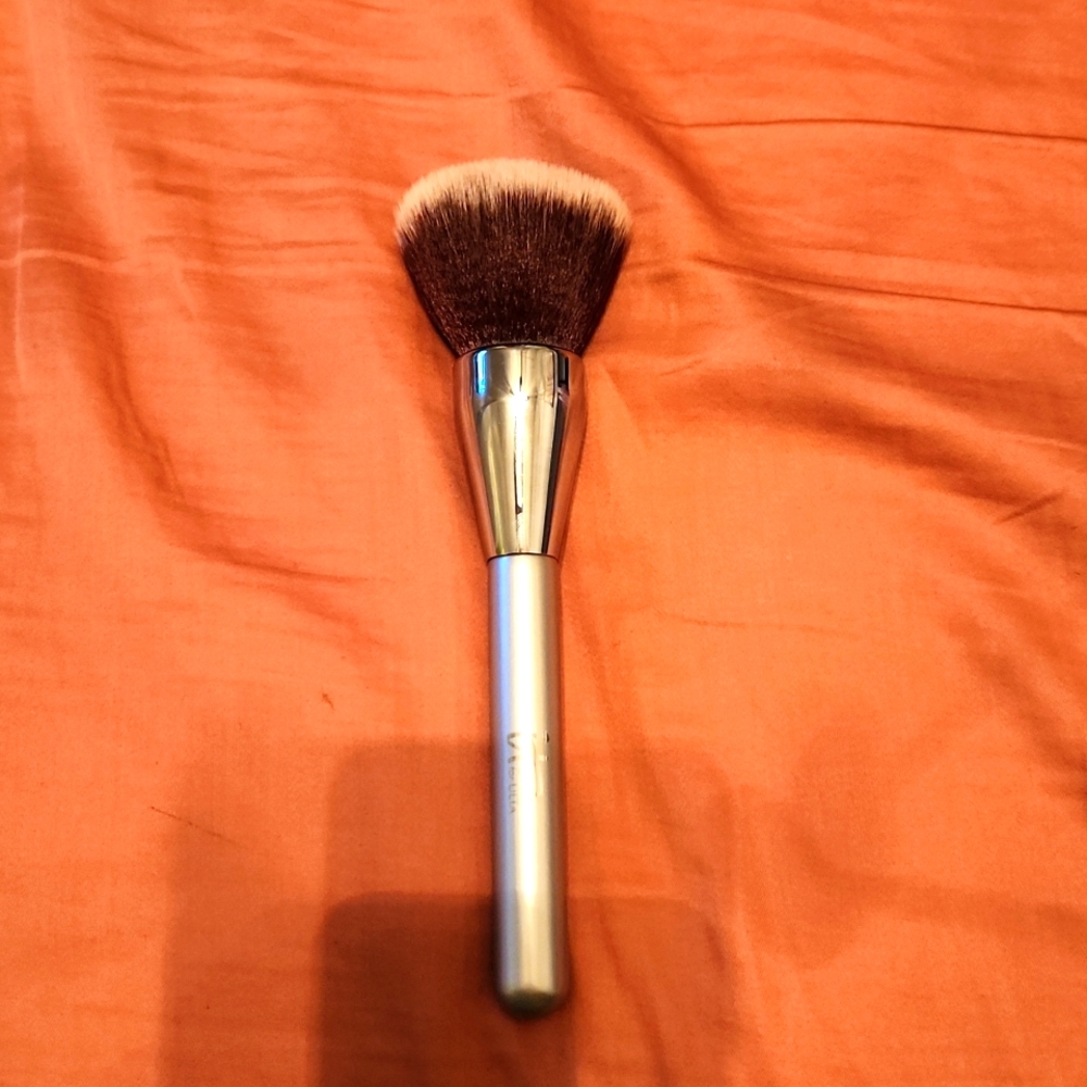 It cosmetics all over powder brush